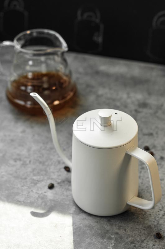 Gooseneck coffee kettle for precise water flow